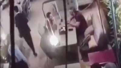 اللحظات الأولى لاغتيال القنصل التركي في مطعم بأربيل (فيديو)