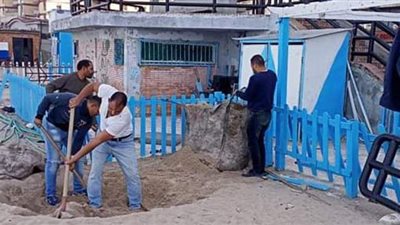 وضع جونيات الرمال كمصدات للأمواج فى شواطى الإسكندرية استعداد للنوات