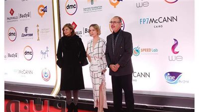 سفير المكسيك  علي  السجادة الحمراء في عرض فيلم 