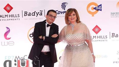 إلهام شاهين تمسك يد أمير رمسيس بمهرجان القاهرة السينمائي: 