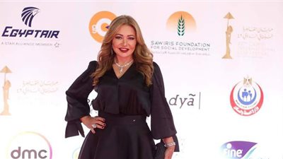 ليلى علوي تتألق بالأسود في ثالث أيام مهرجان القاهرة السينمائي | صور