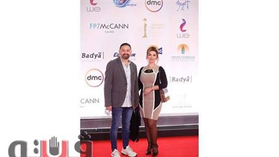 أمير شاهين وزوجته على ريد كاربت فيلم حظر تجول في ثالث أيام مهرجان القاهرة السينمائي