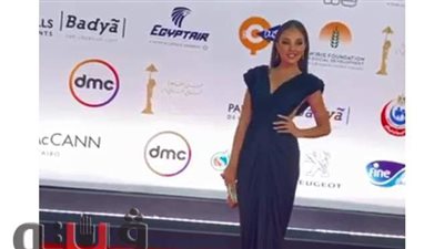 مريم الخشت تجذب الأنظار بفستان كحلي في مهرجان القاهرة السينمائي | فيديو