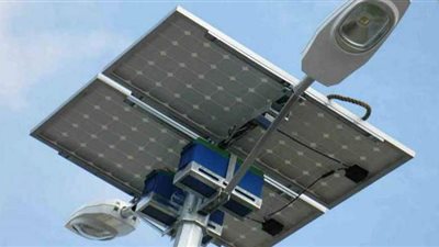 الوادي الجديد تطلق تجربة تشغيل أعمدة الإنارة بطاقتي الشمس والرياح