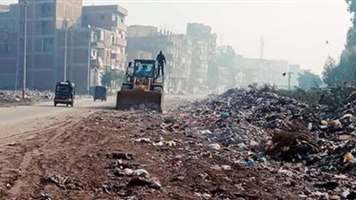 وحدة التدخل البيئي بالشرقية تتحفظ على جرار يلقى المخلفات  بالطريق العام