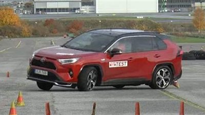 تويوتا راف 4 تفشل في اختبار مناورة سويدي | فيديو