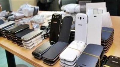 ضبط راكبة حاولت تهريب هواتف محمولة بمطار القاهرة