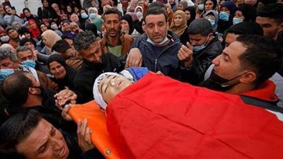 بعد مقتل طفل برصاص الاحتلال.. فلسطينيون يخرقون الإغلاق لتشييع جثمانه