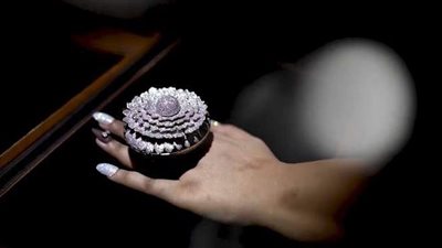 خاتم مرصع بأكثر من 12 ألف ماسة يدخل موسوعة جينيس