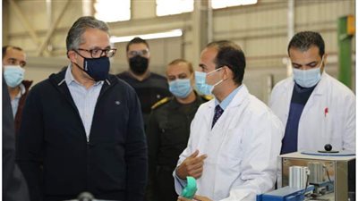 وزير السياحة والآثار يتفقد المراحل النهائية لمصنع 