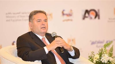 وزير قطاع الأعمال: نبذل جهودا كبيرة لإعادة إحياء صناعة القطن المصري