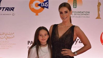 إيمان العاصي  وابنتها على السجادة الحمراء في رابع أيام مهرجان القاهرة السينمائي | صور