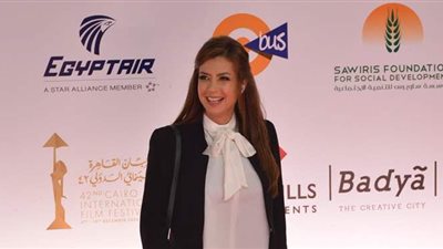 منال سلامة بإطلالة كلاسيكية في رابع أيام مهرجان القاهرة السينمائي الدولي | صور