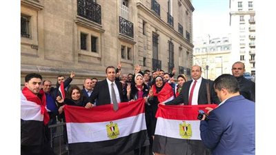 المصريون في فرنسا يرحبون بالرئيس السيسي