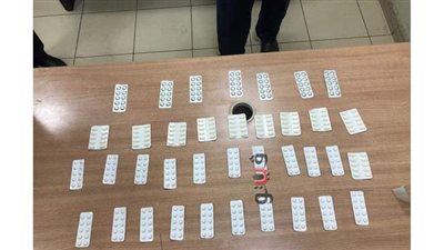 ضبط راكب حاول  تهريب أقراص مخدرة داخل ملابسه بمطار القاهرة