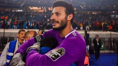 الشناوي يصافح لاعبي طلائع الجيش بعد التتويج