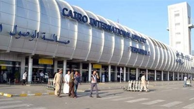 التحقيق مع راكب حاول تهريب 400 قرص ترامادول في المطار