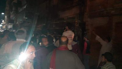 السيطرة على حريق بمحل أحذية وسط مدينة إسنا بسبب ماس كهربائي | صور