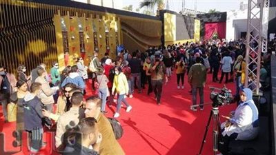 زحام لحضور ندوة وحيد حامد بمهرجان القاهرة السينمائي| صور