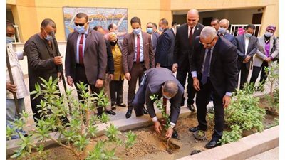 وزير القوي العاملة يشارك بزرع شجرة داخل حرم جامعة الأقصر