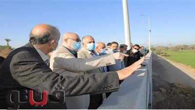 وزير الري ومحافظ بني سويف يتابعان سير العمل بمشروع تبطين الترع | صور