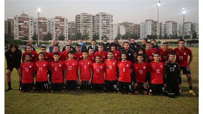 قبل السفر إلى تونس.. وزير الرياضة يحضر مران منتخب الشباب