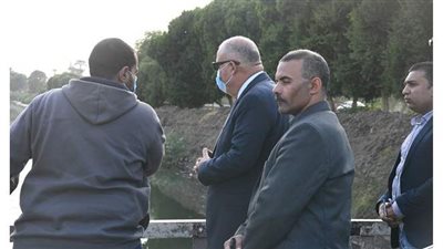 محافظ قنا يأمر بتطهير ترعتي الكلابية والعمدة بقرية أولاد عمرو | صور