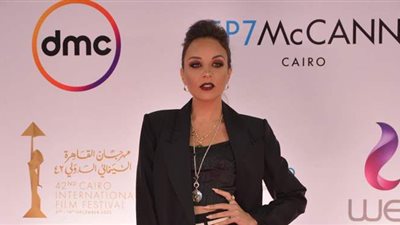 مريم الخشت ببدلة سوداء في خامس أيام مهرجان القاهرة السينمائي الدولي | صور
