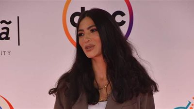 هدى المفتي بإطلالة مميزة في خامس أيام مهرجان القاهرة السينمائي | صور