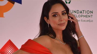 بسنت شوقي تتألق بالأحمر في مهرجان القاهرة السينمائي | صور