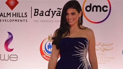 أسماء جلال تتألق بفستان كحلي في خامس أيام مهرجان القاهرة السينمائي | صور