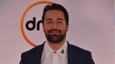 أحمد حاتم يعود للذقن على السجادة الحمراء لمهرجان القاهرة السينمائي | صور