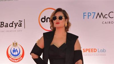 هنا شيحة تتألق بفستان أسود ونظارة شمس في مهرجان القاهرة السينمائي الدولي | صور