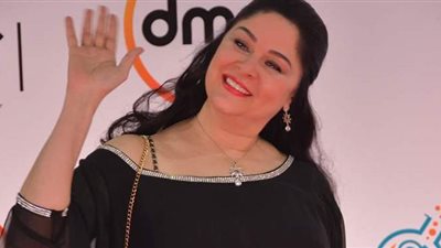 بإطلالة جذابة.. علا رامي تتألق على السجادة الحمراء بمهرجان القاهرة السينمائي | صور