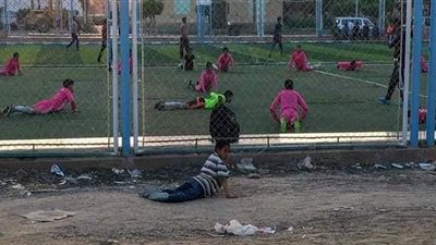 طفل صغير يتدرب خارج أسوار الملعب حديث السوشيال ميديا  | صور