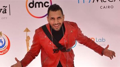 حسن أبو الروس يتألق بالكاجوال في خامس أيام مهرجان القاهرة السينمائي | صور