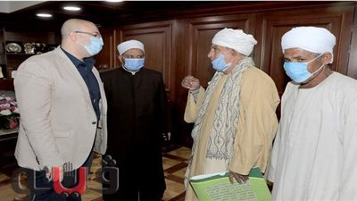 والد شاب أصيب في حادث يزور محافظ بني سويف لشكره على إسعاف نجله