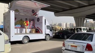 سيارات الداخلية توزع كمامات مجانا للناخبين في لجان القاهرة | فيديو