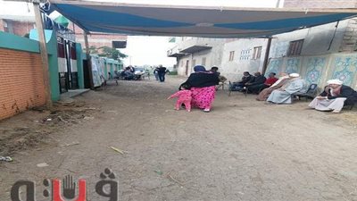 مواطنون يصطحبون أطفالهم أثناء التصويت في الشرقية