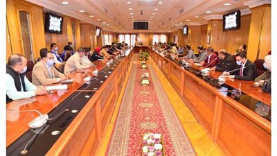 محافظ أسيوط يلتقى 80 شابا وفتاة لمناقشة مشكلات مياه الشرب