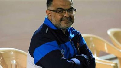 الأهلي يفاضل بين عدة أسماء لخلافة خالد محمود طبيب الفريق