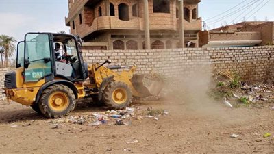 حملات نظافة وإزالة اللافتات المخالفة وتركيب كشافات إنارة بشوارع قرى أسيوط