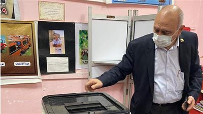 رئيس الغرفة التجارية بالإسماعيلية يدلى بصوته في لجنة مدرسة فاطمة الزهراء