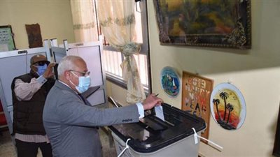 محافظ بورسعيد يدلي بصوته في إعادة انتخابات مجلس النواب | صور