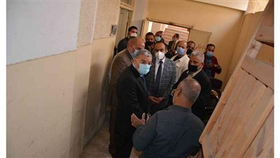 محافظ المنيا يتفقد مدرسة 