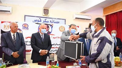 وزير القوى العاملة يوزع  هدايا وشهادات أمان  للأسر الأولى بالرعاية بقنا | صور