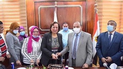 تكريم أمين عام جامعة بني سويف لبلوغها سن المعاش