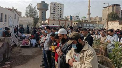 تشييع جثمان والد عمرو زكي بالمنصورة.. واللاعب يتلقى التعازي على المقابر | صور