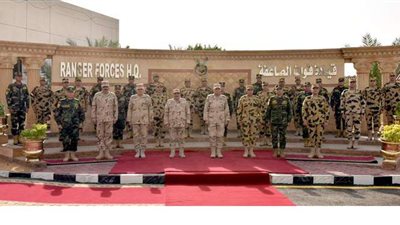 وزير الدفاع يلتقى مقاتلى القوات الخاصة بالصاعقة والمظلات