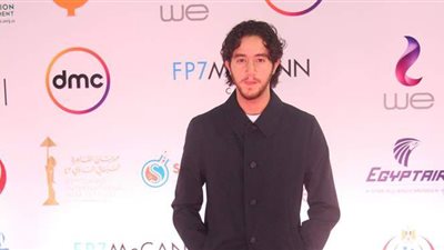 بإطلالة كاجوال.. أحمد مالك يتألق في سادس أيام مهرجان القاهرة السينمائي | صور